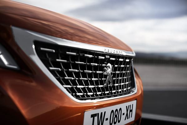 Le SUV compact Peugeot 3008 affiche un design et un cockpit spectaculaires