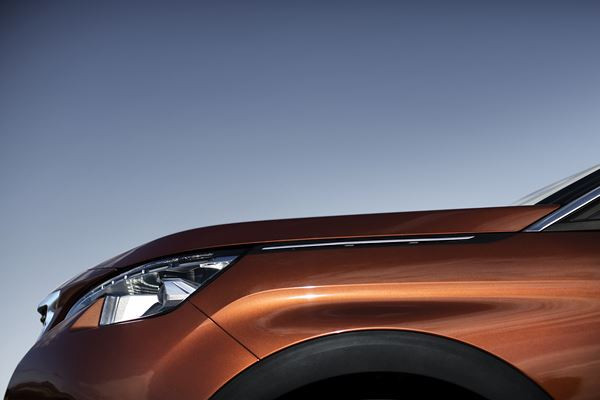 Le SUV compact Peugeot 3008 affiche un design et un cockpit spectaculaires