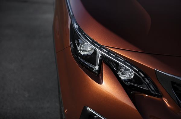 Le SUV compact Peugeot 3008 affiche un design et un cockpit spectaculaires