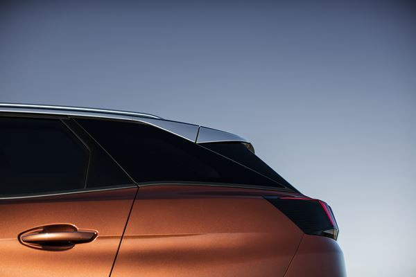 Le SUV compact Peugeot 3008 affiche un design et un cockpit spectaculaires