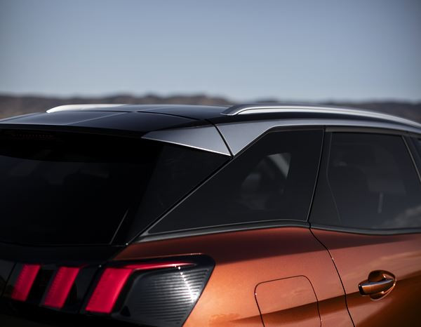 Le SUV compact Peugeot 3008 affiche un design et un cockpit spectaculaires