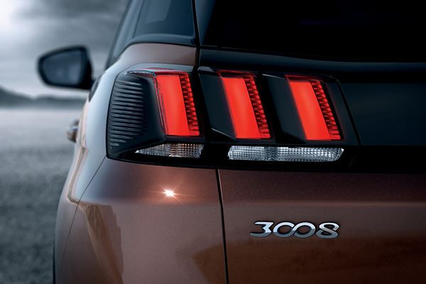 Le SUV compact Peugeot 3008 affiche un design et un cockpit spectaculaires