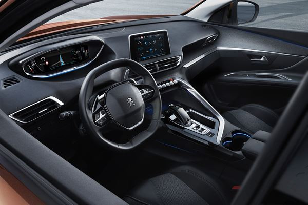 Le SUV compact Peugeot 3008 affiche un design et un cockpit spectaculaires