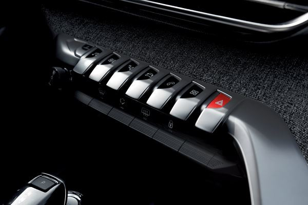 Le SUV compact Peugeot 3008 affiche un design et un cockpit spectaculaires