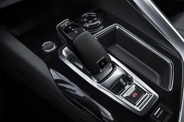 Le SUV compact Peugeot 3008 affiche un design et un cockpit spectaculaires