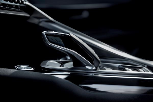 Le SUV compact Peugeot 3008 affiche un design et un cockpit spectaculaires