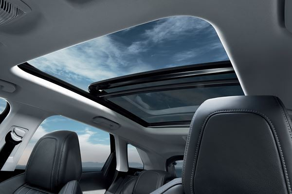 Le SUV compact Peugeot 3008 affiche un design et un cockpit spectaculaires