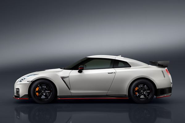 La nouvelle Nissan GT-R Nismo se dévoile sur la boucle nord du Nürburgring