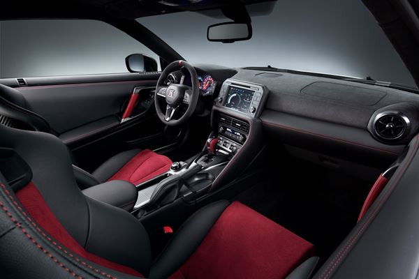 La nouvelle Nissan GT-R Nismo se dévoile sur la boucle nord du Nürburgring