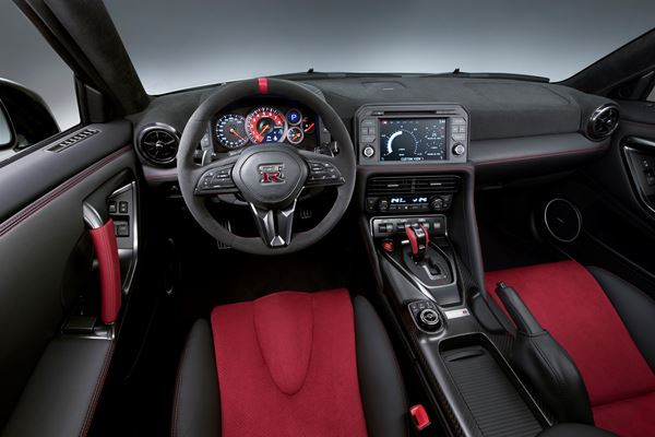La nouvelle Nissan GT-R Nismo se dévoile sur la boucle nord du Nürburgring