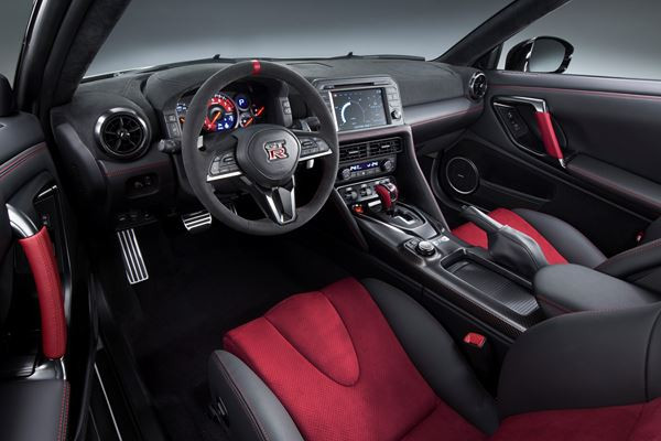 La nouvelle Nissan GT-R Nismo se dévoile sur la boucle nord du Nürburgring