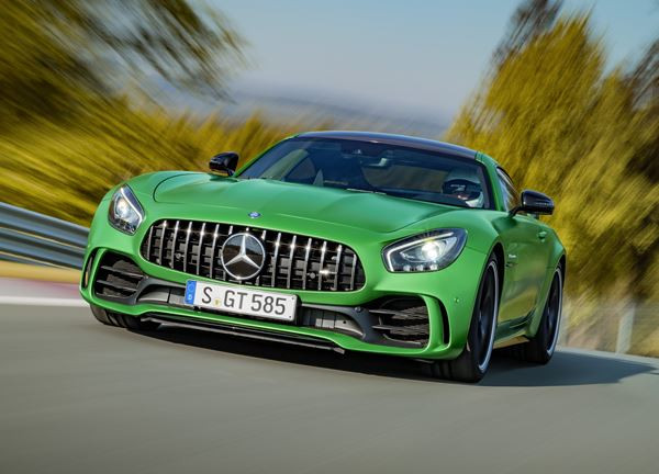 Le Mercedes-AMG GT R intègre des technologies issues du sport automobile