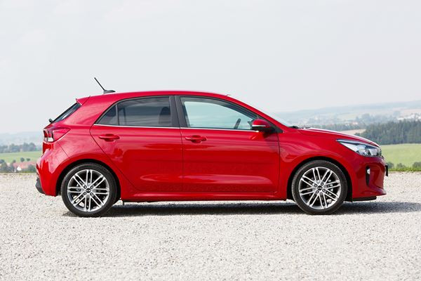 La nouvelle Kia Rio affiche des lignes droites et des surfaces lisses
