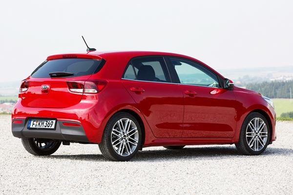 La nouvelle Kia Rio affiche des lignes droites et des surfaces lisses