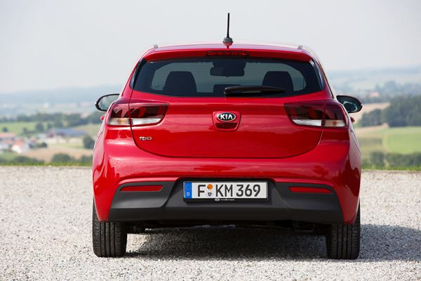 La nouvelle Kia Rio affiche des lignes droites et des surfaces lisses