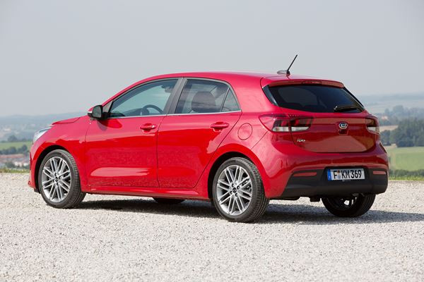 La nouvelle Kia Rio affiche des lignes droites et des surfaces lisses