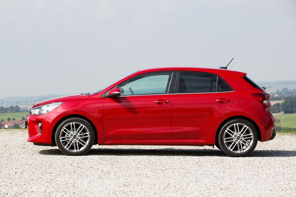 La nouvelle Kia Rio affiche des lignes droites et des surfaces lisses