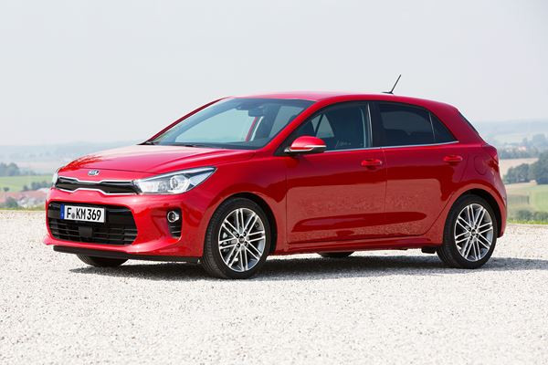 La nouvelle Kia Rio affiche des lignes droites et des surfaces lisses