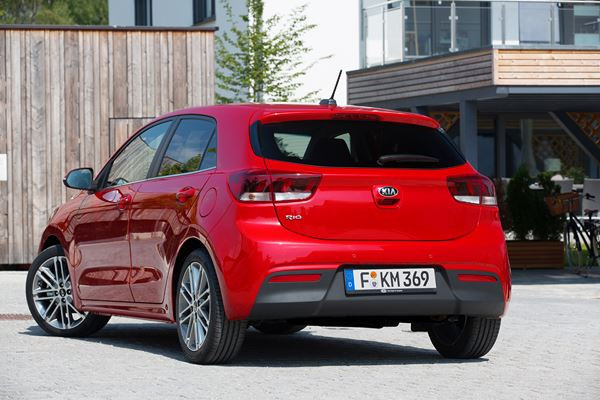 La nouvelle Kia Rio affiche des lignes droites et des surfaces lisses