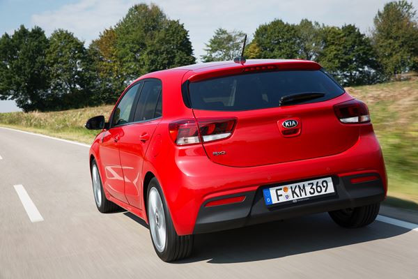 La nouvelle Kia Rio affiche des lignes droites et des surfaces lisses