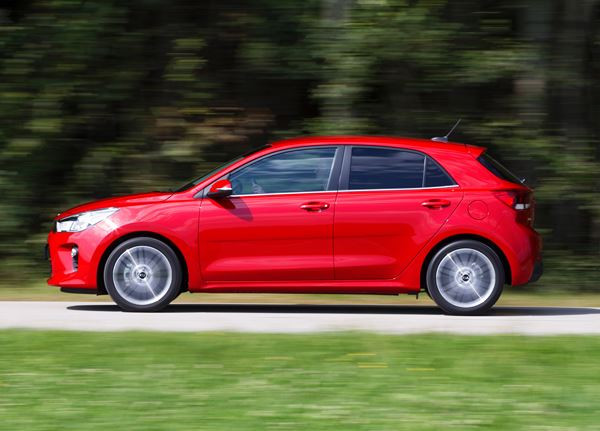 La nouvelle Kia Rio affiche des lignes droites et des surfaces lisses
