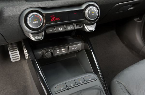 La nouvelle Kia Rio affiche des lignes droites et des surfaces lisses