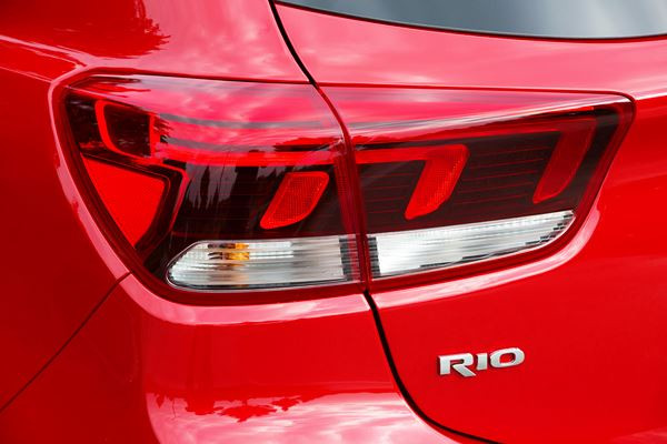 La nouvelle Kia Rio affiche des lignes droites et des surfaces lisses