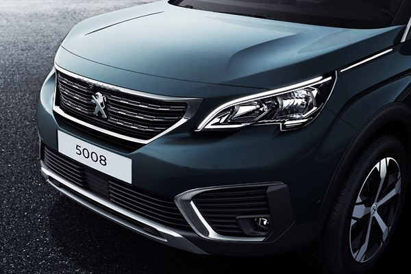 Le Peugeot 5008 se transforme en grand SUV sept places du segment C