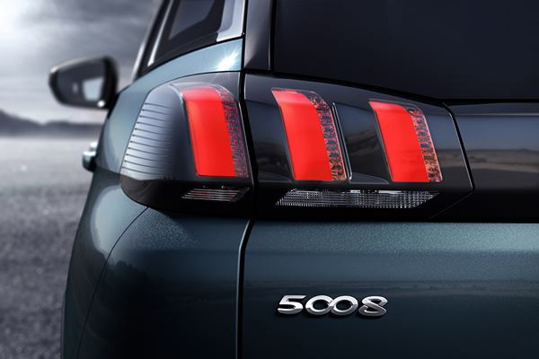 Le Peugeot 5008 se transforme en grand SUV sept places du segment C