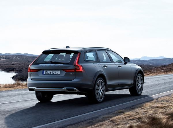 Le Volvo V90 Cross Country affiche son côté tous chemins