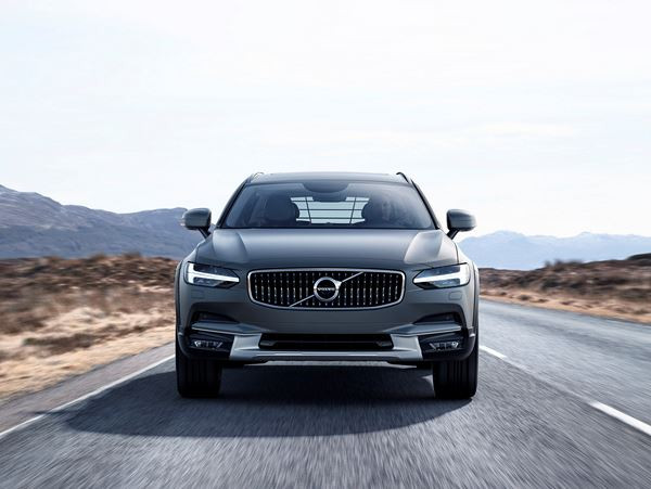 Le Volvo V90 Cross Country affiche son côté tous chemins