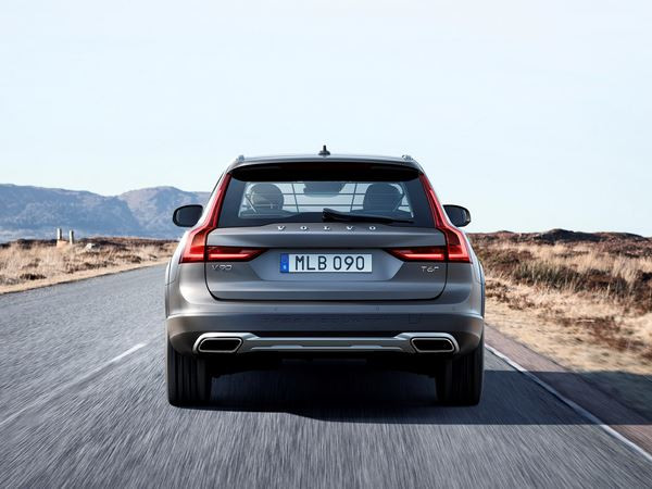 Le Volvo V90 Cross Country affiche son côté tous chemins