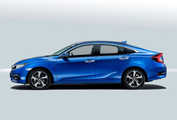 La Honda Civic 4 portes revendique un tempérament sportif