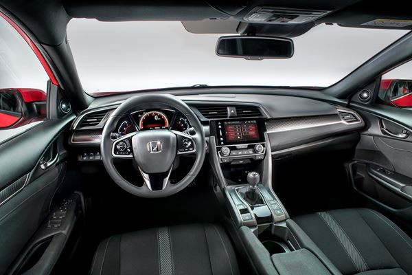 La Honda Civic 4 portes revendique un tempérament sportif