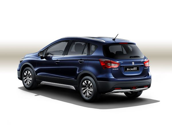Le SUV compact Suzuki S-Cross restylé affiche une face avant repensée