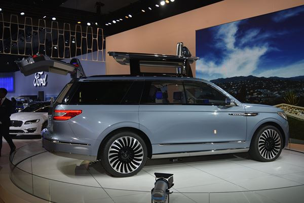 Dans les allées du salon automobile international 2016 de Los Angeles