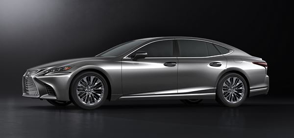 La limousine Lexus LS adopte une silhouette effilée et collée à la route