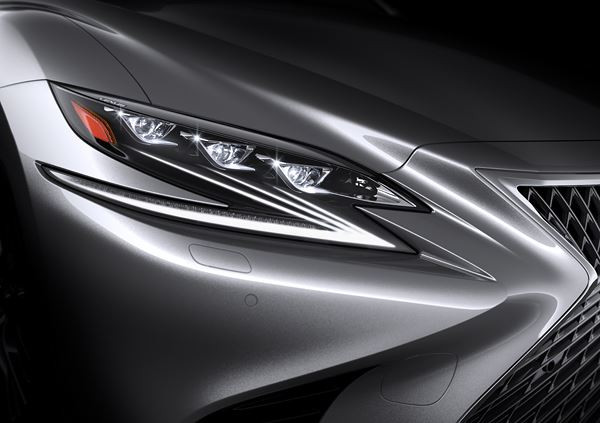 La limousine Lexus LS adopte une silhouette effilée et collée à la route