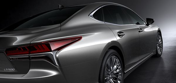 La limousine Lexus LS adopte une silhouette effilée et collée à la route