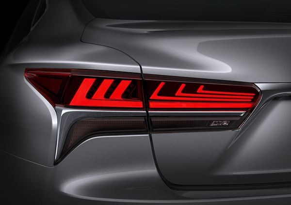 La limousine Lexus LS adopte une silhouette effilée et collée à la route