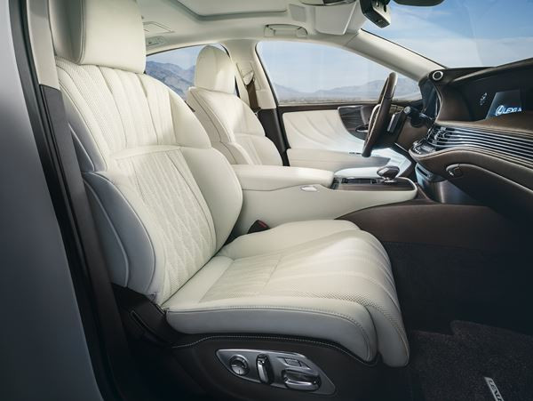 La limousine Lexus LS adopte une silhouette effilée et collée à la route
