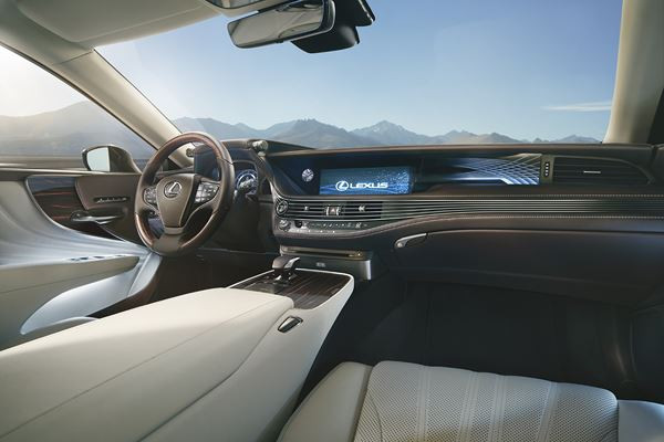 La limousine Lexus LS adopte une silhouette effilée et collée à la route