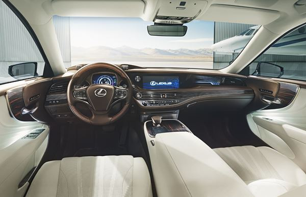 La limousine Lexus LS adopte une silhouette effilée et collée à la route