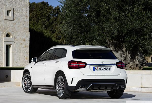 Le Mercedes-AMG GLA 45 4MATIC affiche une façade affinée
