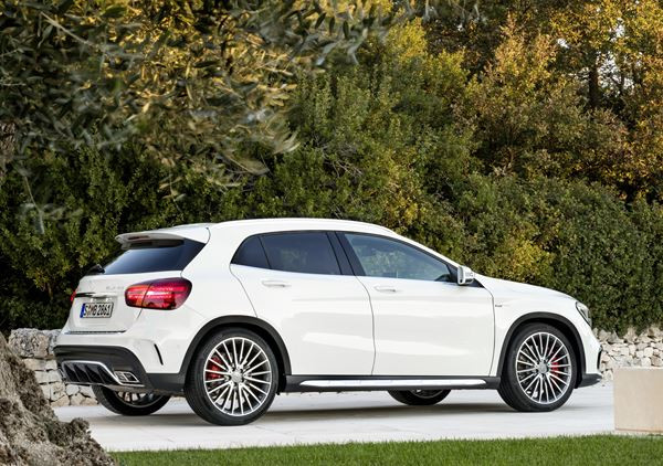Le Mercedes-AMG GLA 45 4MATIC affiche une façade affinée