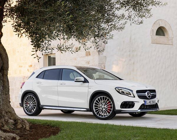 Le Mercedes-AMG GLA 45 4MATIC affiche une façade affinée