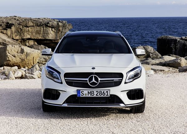 Le Mercedes-AMG GLA 45 4MATIC affiche une façade affinée
