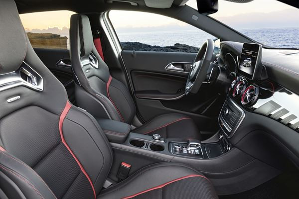 Le Mercedes-AMG GLA 45 4MATIC affiche une façade affinée