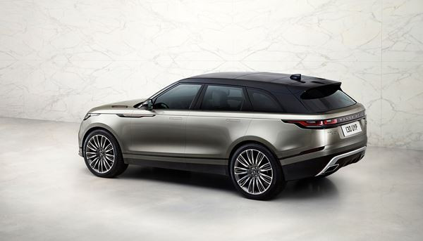Le Range Rover Velar affiche un design puissant avec une partie arrière fuselée