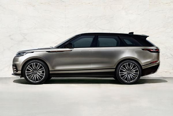 Le Range Rover Velar affiche un design puissant avec une partie arrière fuselée
